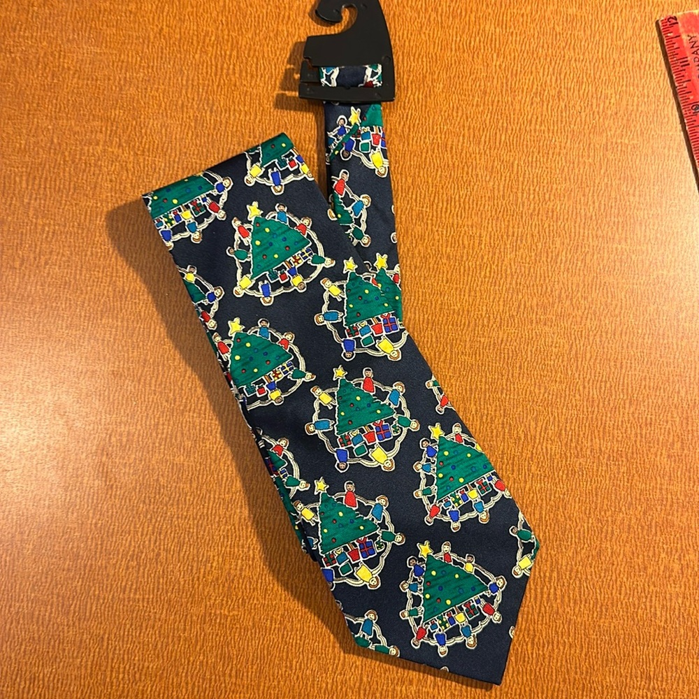 Save the Children Silk Tie Christmas Kids Around Tree‎